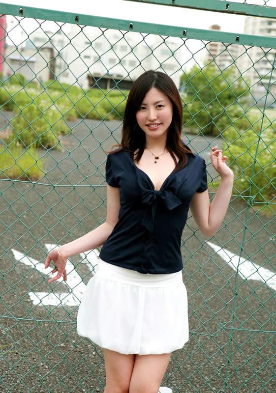 15P Japanese hottie showing off her nice curves