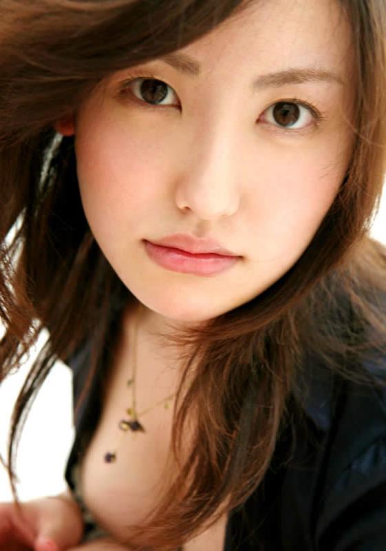 15P Japanese hottie showing off her nice curves