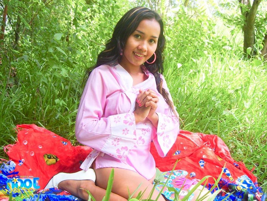 16P Thai teen girl nude in the woods