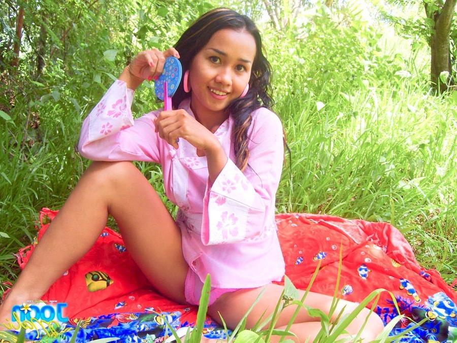 16P Thai teen girl nude in the woods