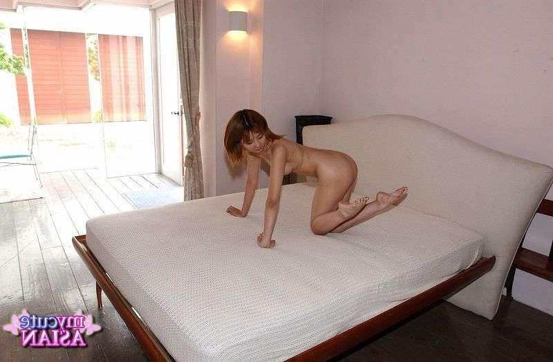 16P Sexy japanese is showing her wet hairy pussy