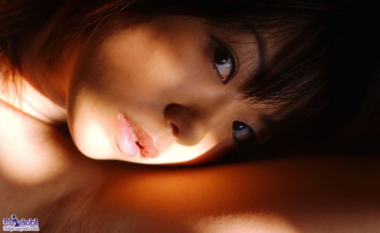 15P Cute and sexy Japanese AV idol finally shows off her hairy pussy