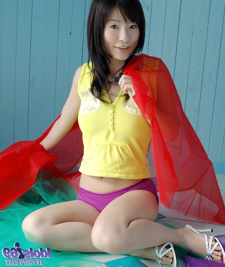 16P Japanese beautie takes off her clothes and shows her sexy body