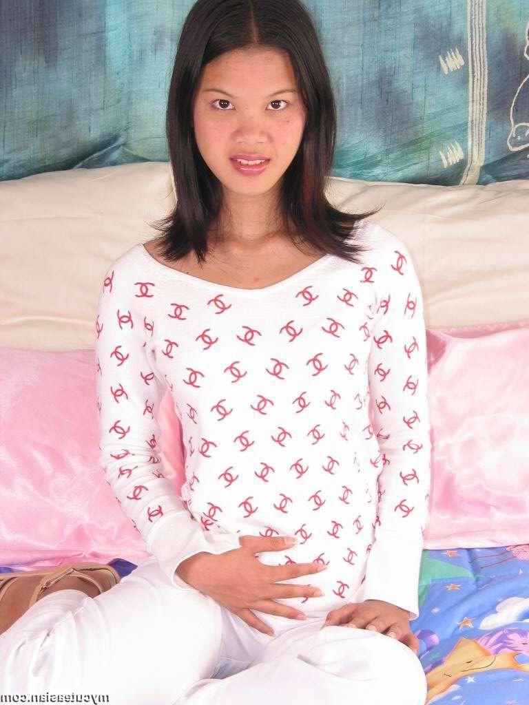 16P Hot thai babe plugs a dildo in her wet twat