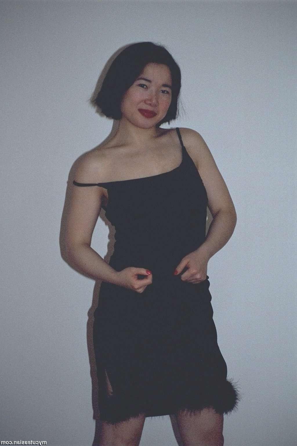 16P Photos of my sexy japanese wife posing naked