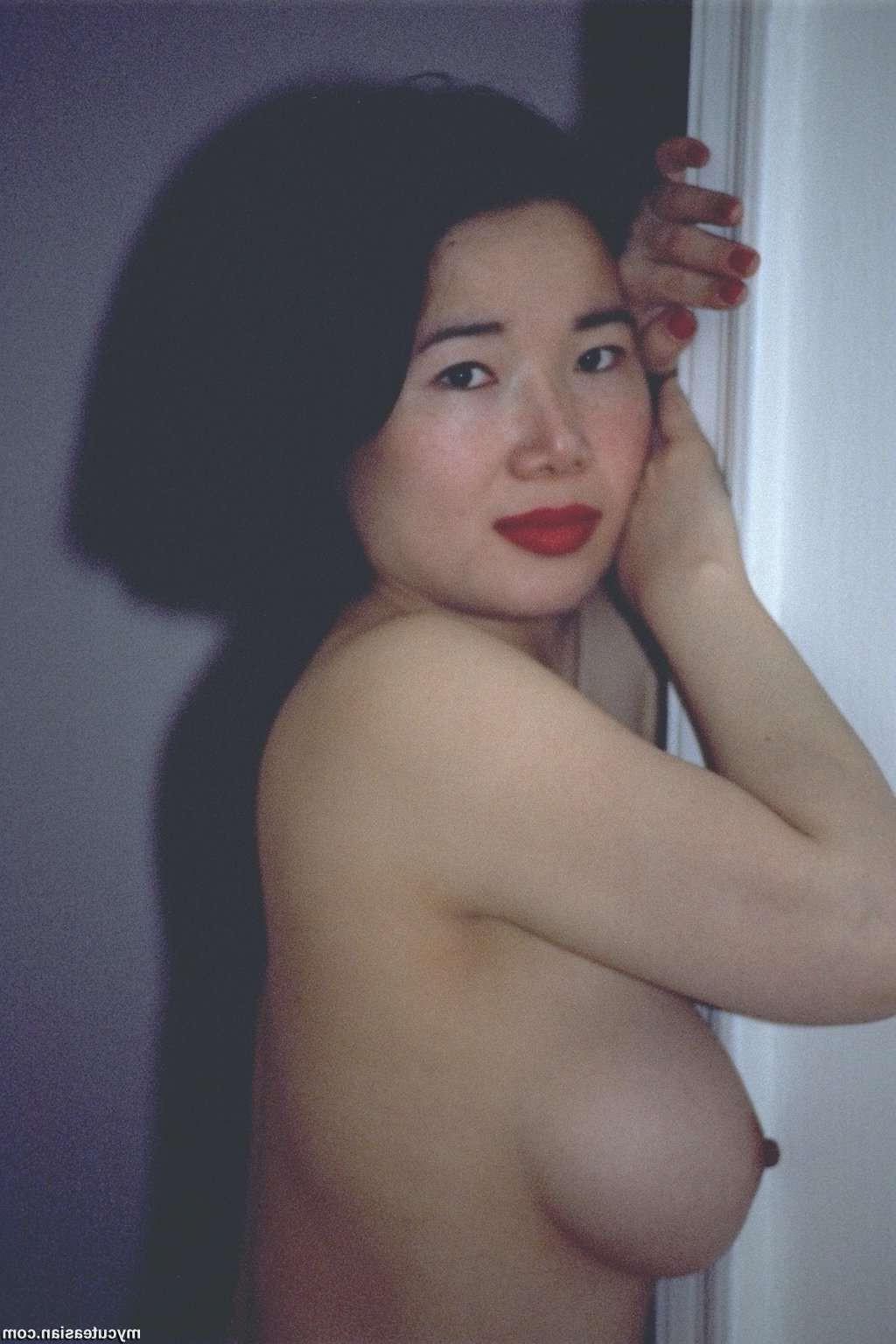 16P Photos of my sexy japanese wife posing naked