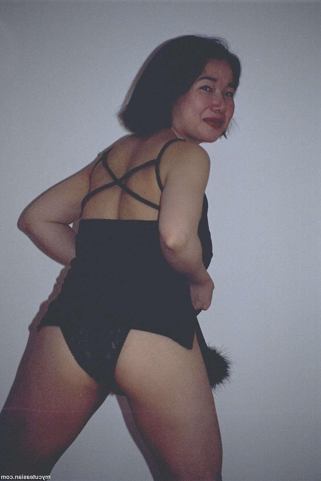 16P Photos of my sexy japanese wife posing naked