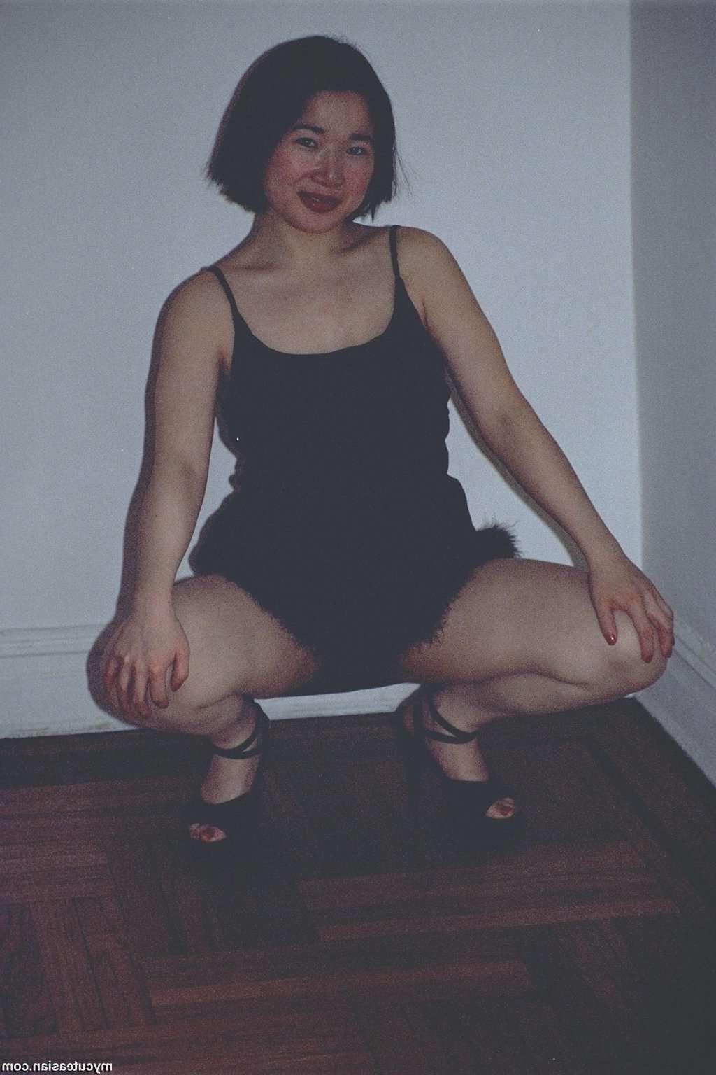 16P Photos of my sexy japanese wife posing naked
