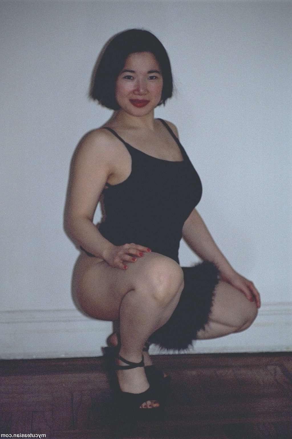16P Photos of my sexy japanese wife posing naked