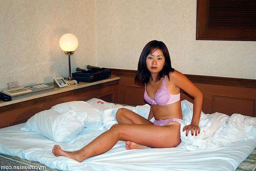 16P Man sharing some photos of her japanese wife