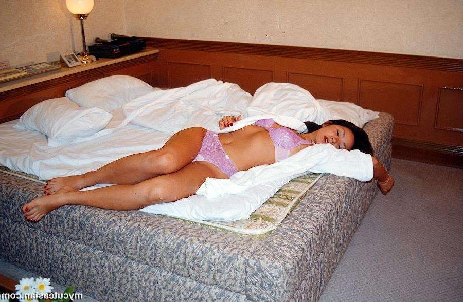 16P Man sharing some photos of her japanese wife
