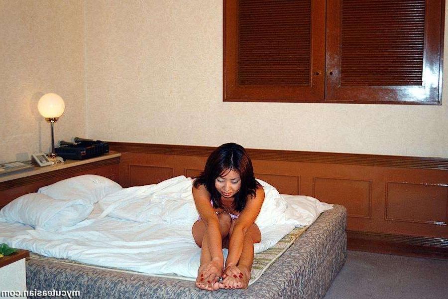 16P Man sharing some photos of her japanese wife
