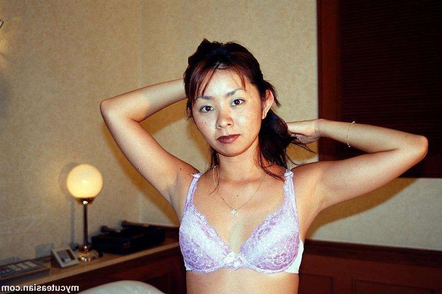 16P Man sharing some photos of her japanese wife