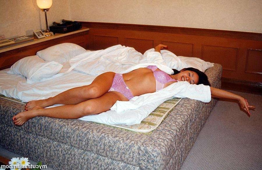 16P Man sharing some photos of her japanese wife