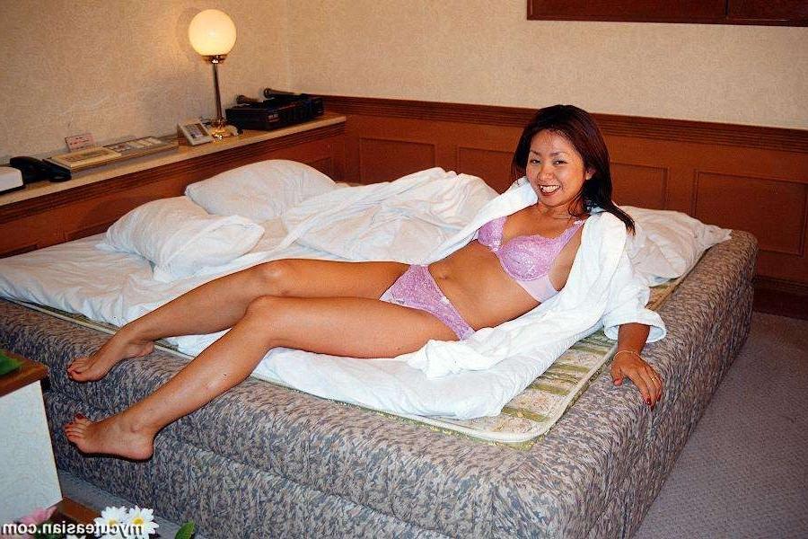 16P Man sharing some photos of her japanese wife