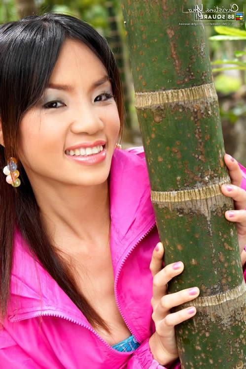 15P Gorgeous thai model stripping outside
