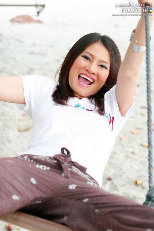 15P Busty thai model taking her clothes off