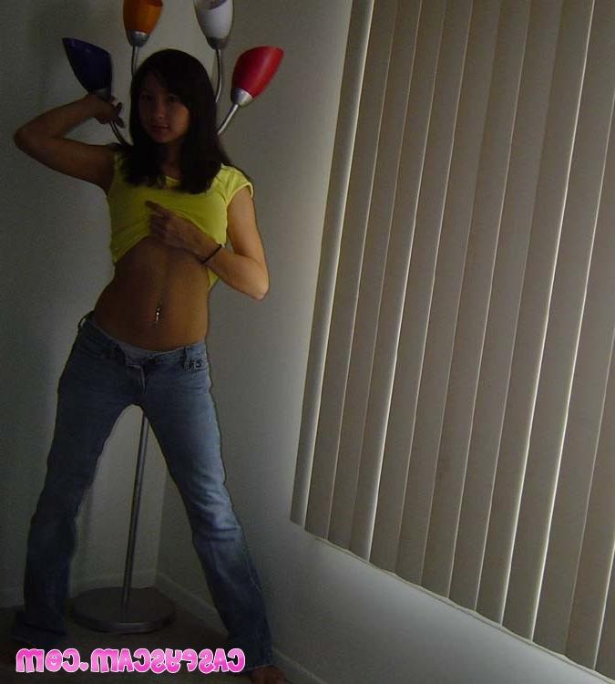 20P Busty asian teen showing her yellow bra