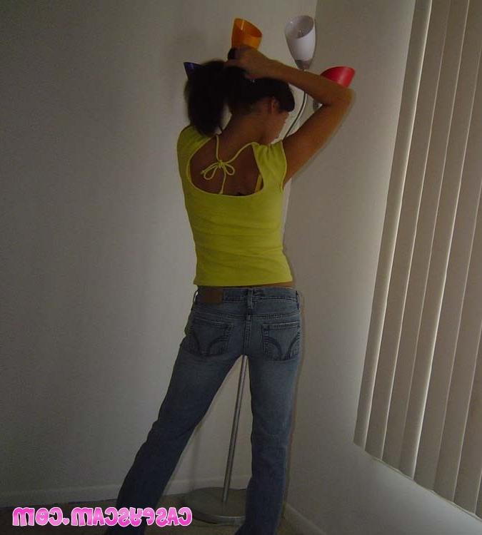 20P Busty asian teen showing her yellow bra