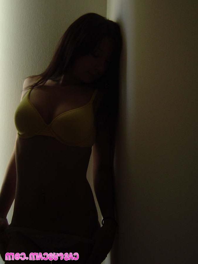 20P Busty asian teen showing her yellow bra
