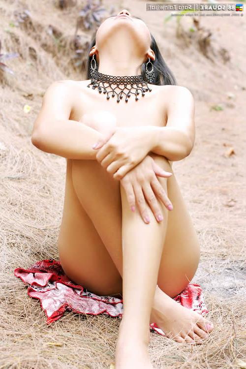 15P Gorgeous thai girl posing naked outside