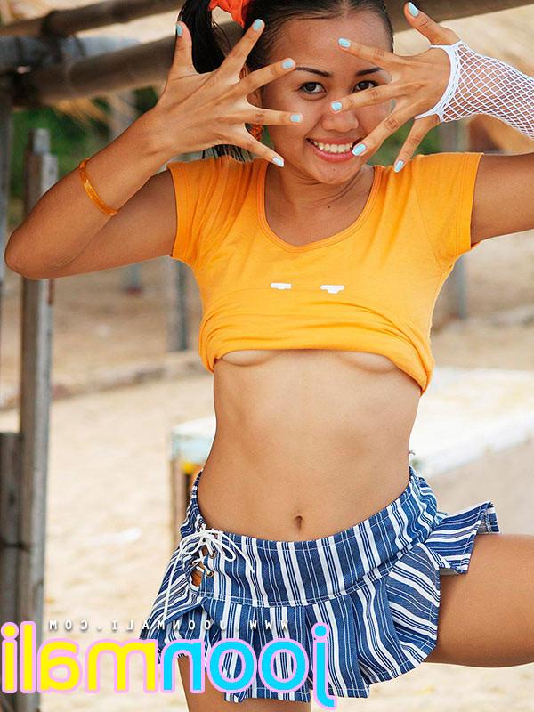 15P tight thai teen flashing her dark brown buns