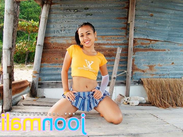 15P tight thai teen flashing her dark brown buns