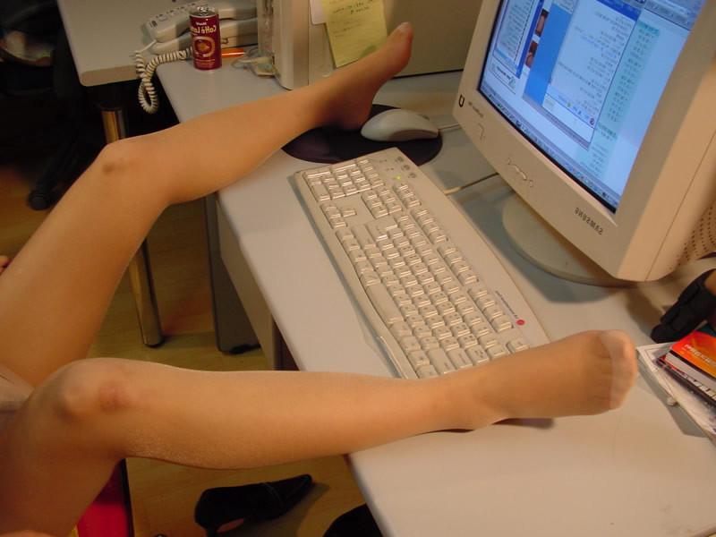 20P Japanese teen in pantyhose undresses