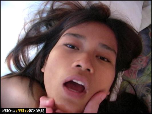 15P Thai bargirl slurps a white dick before fucking it