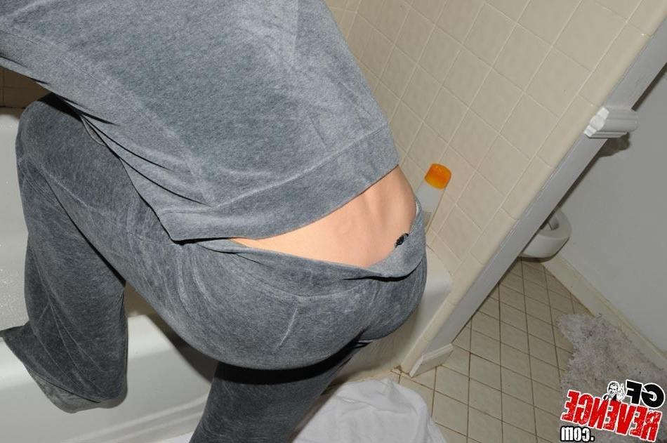 15P Amateur GF with nice ass masturbating in shower in homemade pix