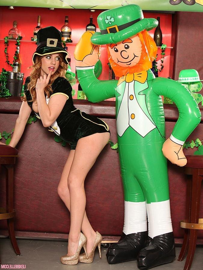 15P Die heiße Blondine Lexi Belle zieht in einer Bar ihr Weihnachtskostüm aus