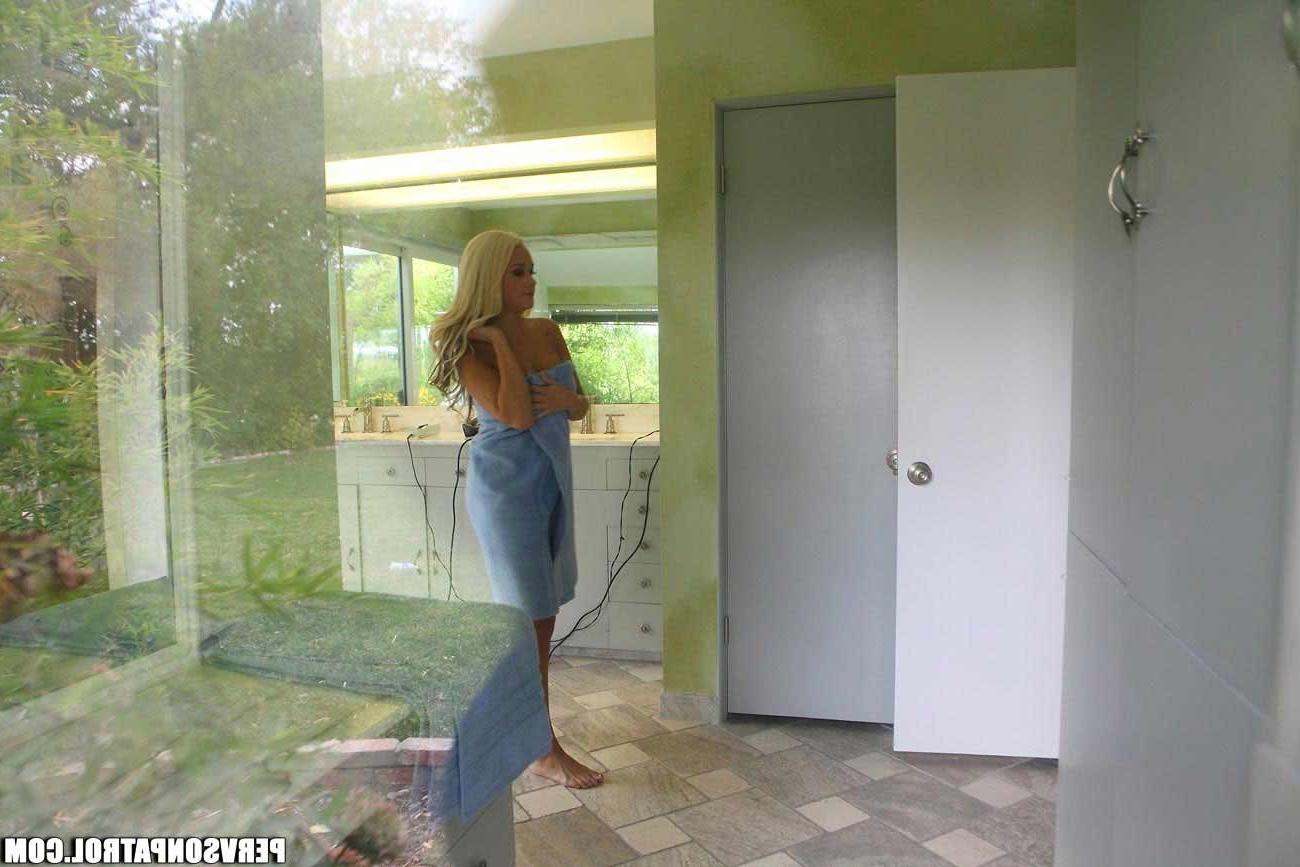 17P Blondie sexy hot babe being spied changing clothes by voyeur