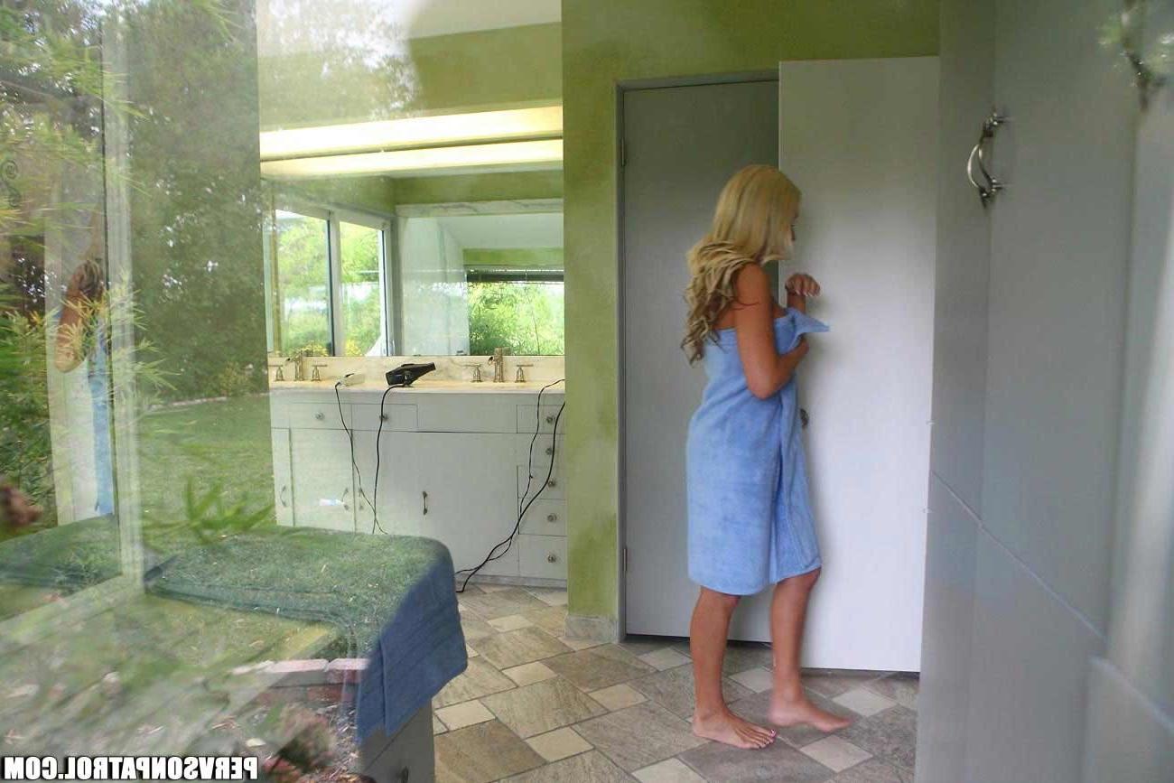 17P Blondie sexy hot babe being spied changing clothes by voyeur