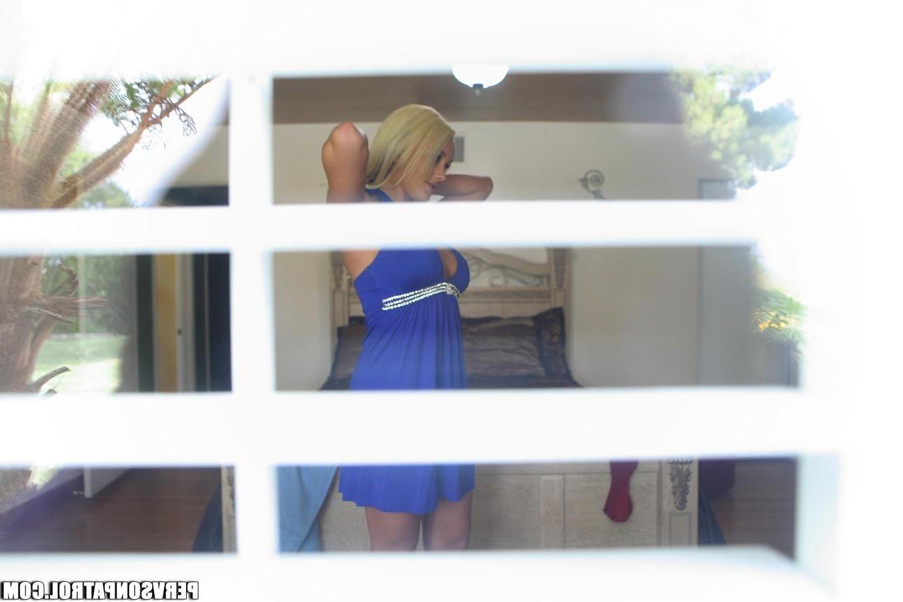 17P Blondie sexy hot babe being spied changing clothes by voyeur