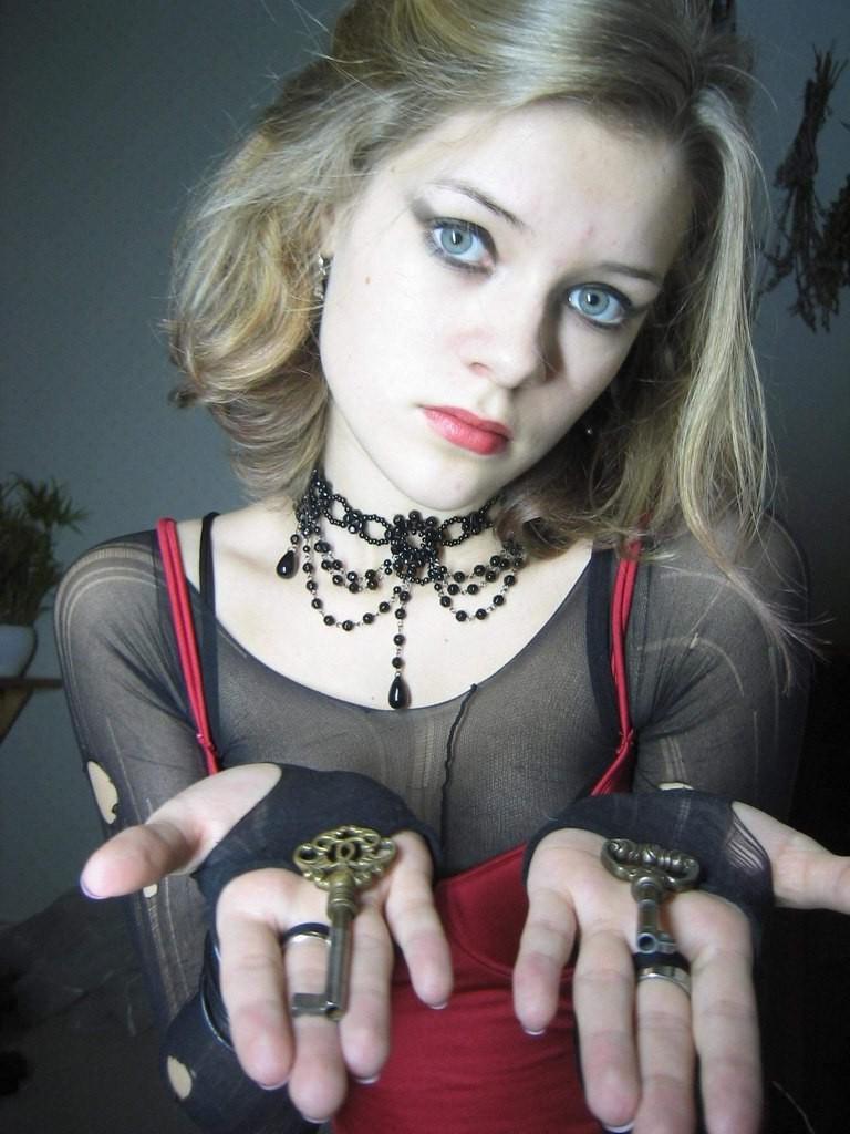 10P Real girl behaves like pornstar posing for home pictures