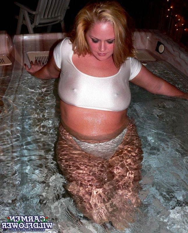 15P Chubby blonde naked in her hot tub