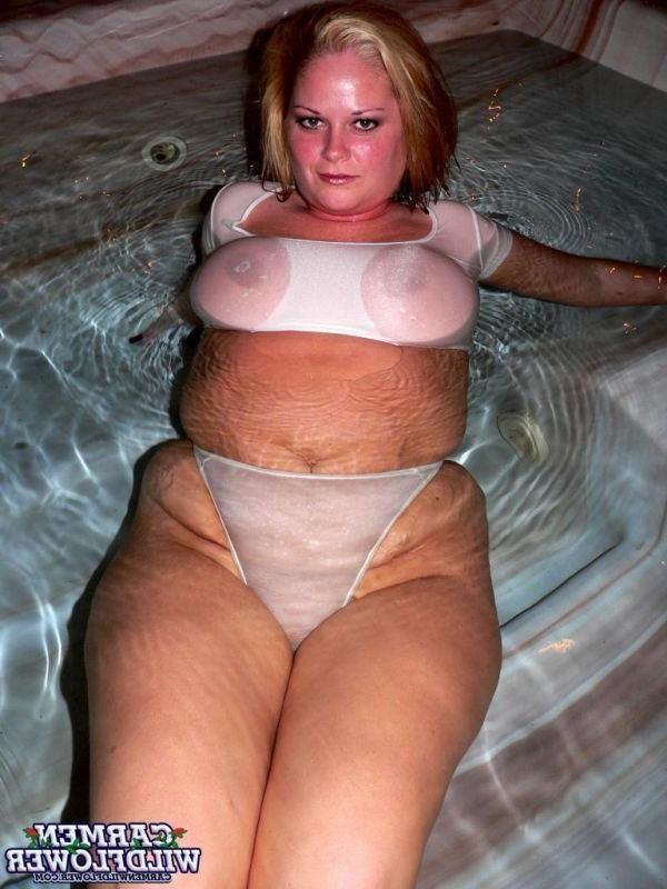15P Chubby blonde naked in her hot tub