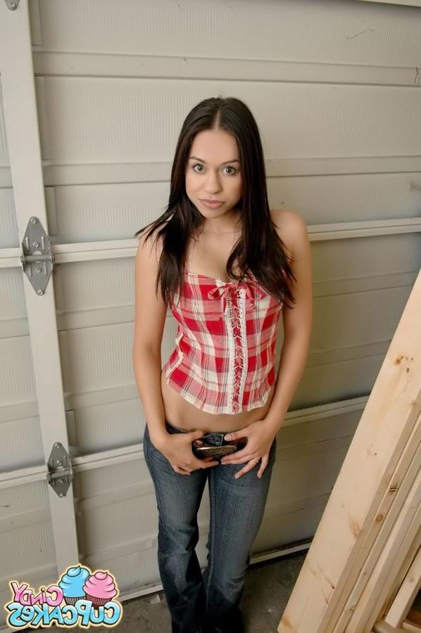 20P Cowgirl Cindy Cupcakes strips out of her tight jeans