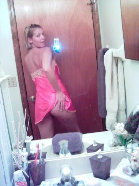 10P Bare titted girl takes her photo camera and shoots bobs