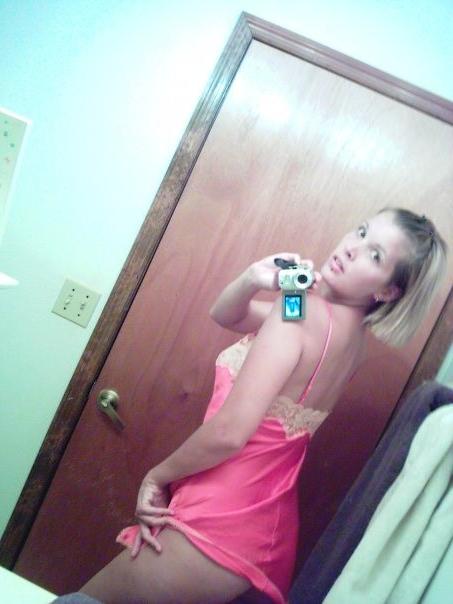 10P Bare titted girl takes her photo camera and shoots bobs