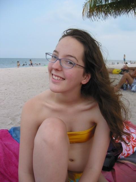 10P Bare titted girl takes her photo camera and shoots bobs
