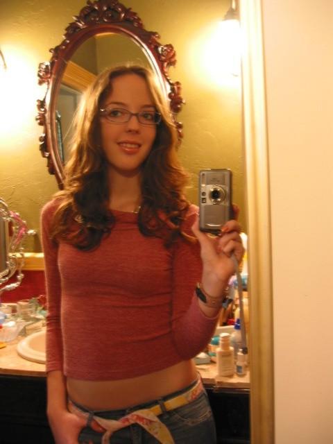 10P Bare titted girl takes her photo camera and shoots bobs