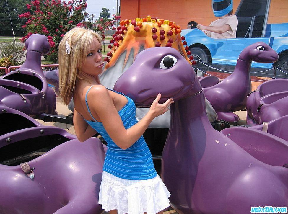 15P Foxy Jacky flashes tits n twat in public game room
