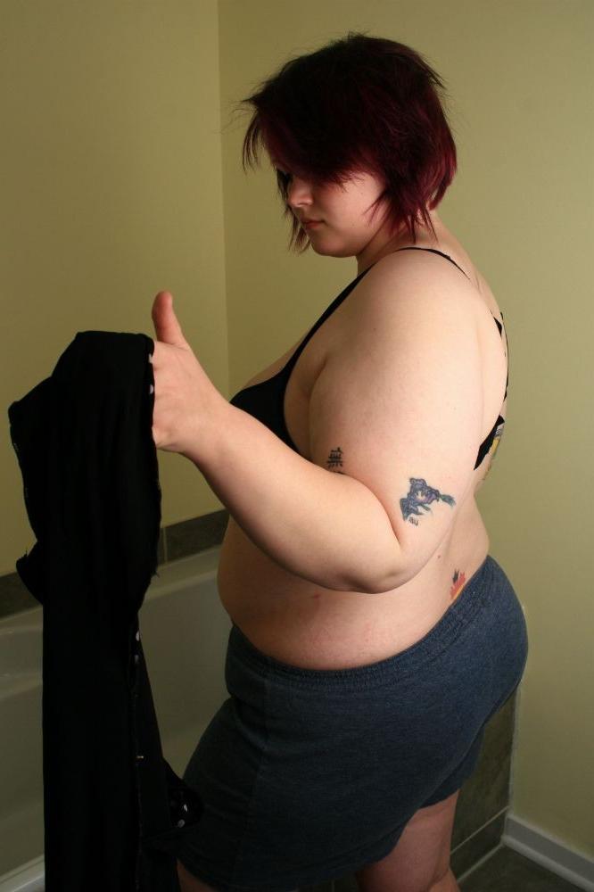 16P Young amateur chubby take a bath and fingering herself