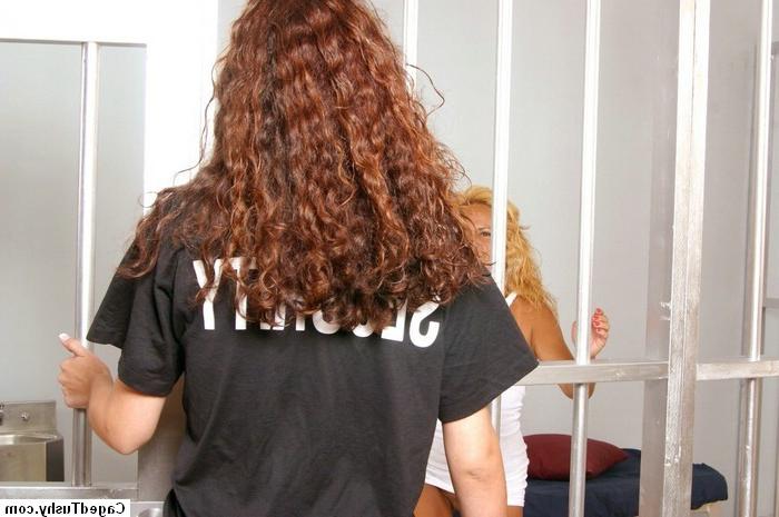 16P lesbian babe showing her ass in prison