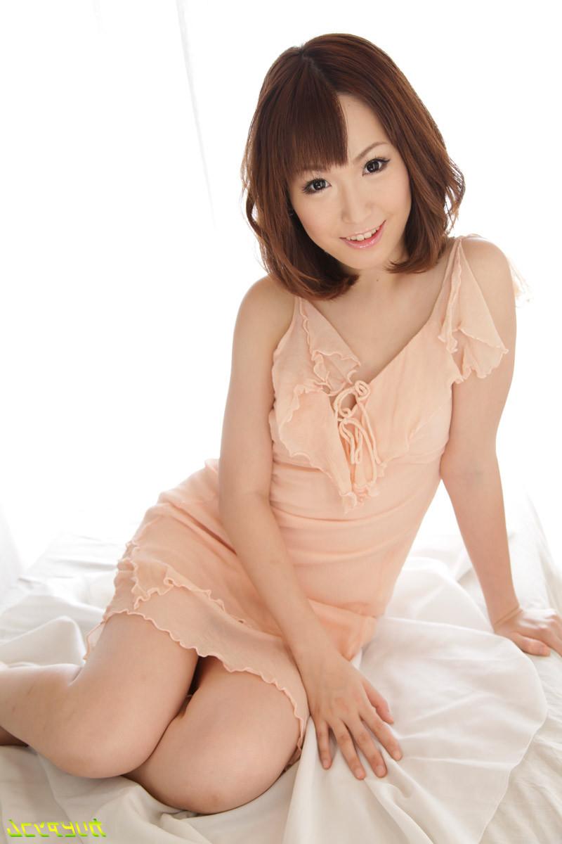 24P Amazing Japanese Woman Giving Two Men a Blowjob