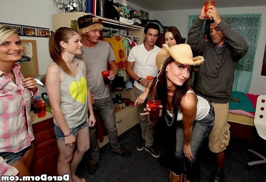 12P Dancing at dorm room party turns into fucking threeway