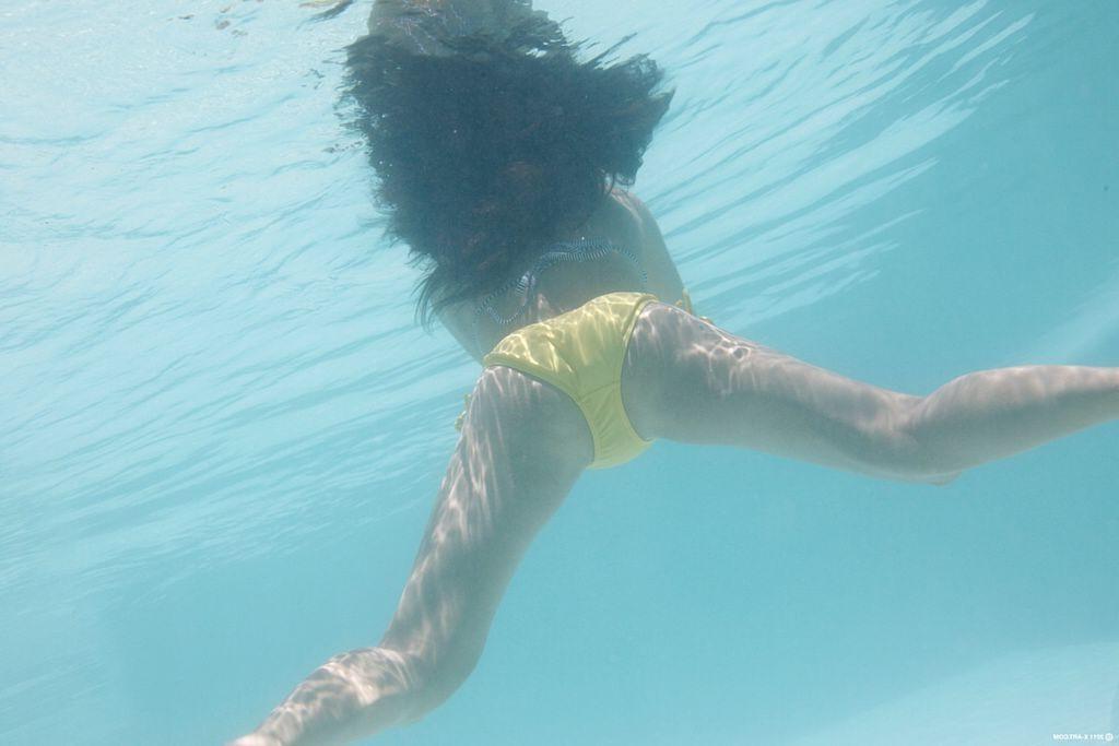 16P Swimming bikini girl gets wet fucked right in the pool