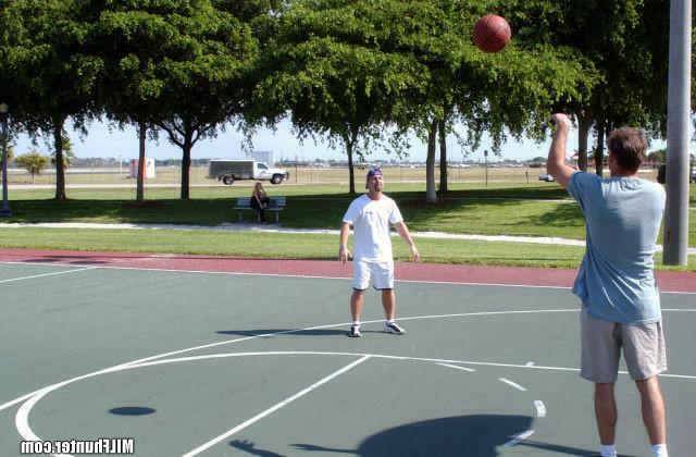 15P The hunter meets a blonde milf at the basketball court thens takes her home for 