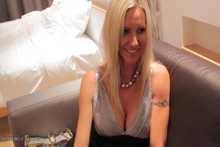 12P Emma Starr has hot sex with big cocked client in her room